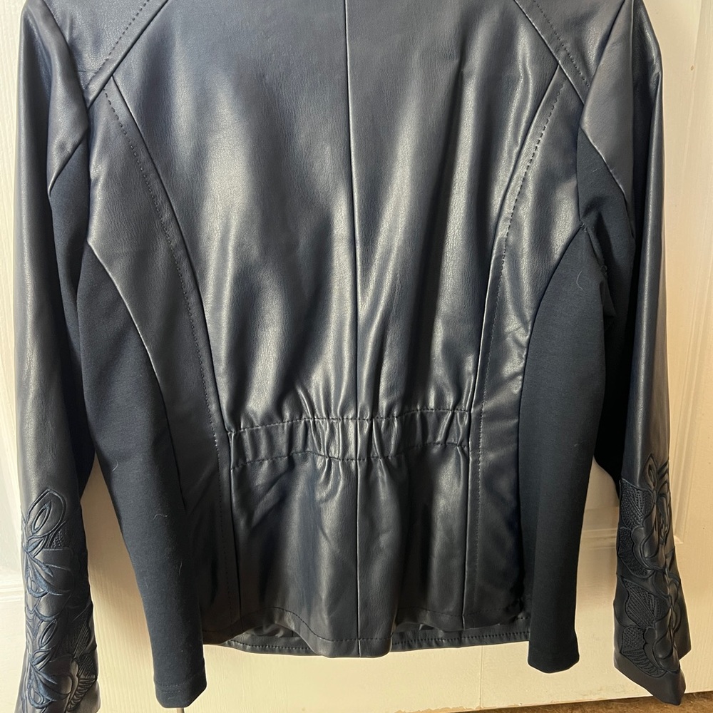 Beautiful jacket - Picture 4 of 5